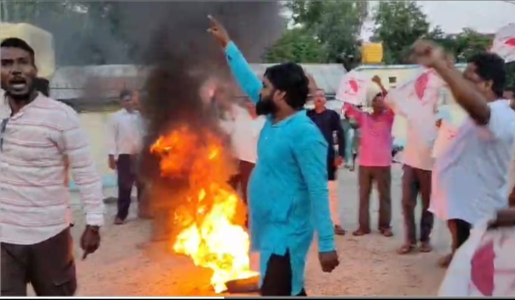 जसपाद्वारा ईलाका प्रहरी कार्यालय औरही-हैरसहामा टायर बालेर गरे आन्दोलन !!